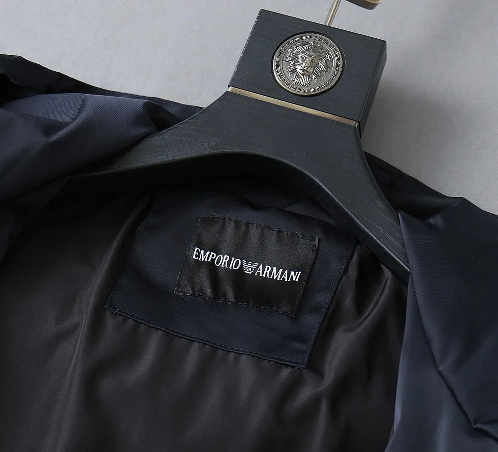 Armani official website Same Style, complete with three labels, on sale in advance. 2026 Autumn and Winter New Arrival men's jacket, Original with complete three labels, Premium version. Custom-made fabrics at the counter. Breathable, high comfort, impeccable details, brand element design concept, reflecting high quality. It feels delicate and soft, presents a casual cut, and has a great upper body shape. Sizes: M～3XL,